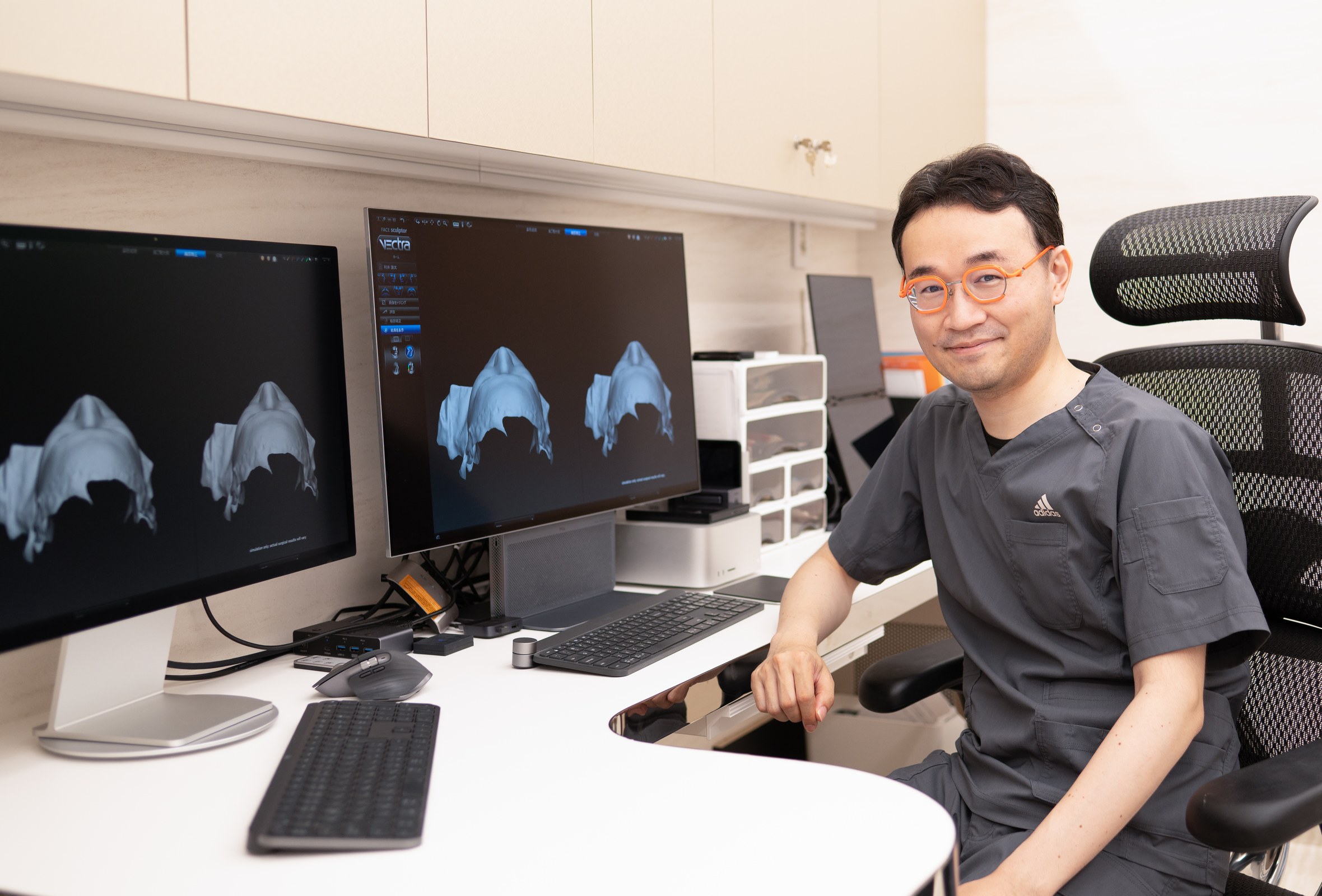 3D画像で顔全体のバランスを確認する院長 三浦隆洋